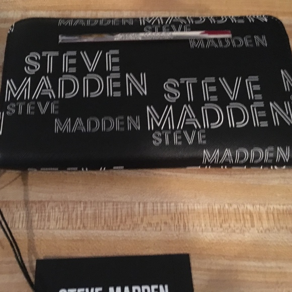 Steve Madden Signature Black & White Wristlet 8x6 - Picture 2 of 4